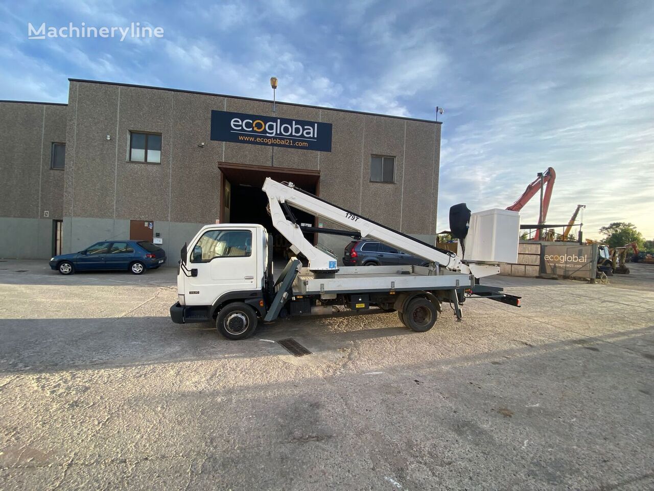 camion nacelle Nissan TL100.35