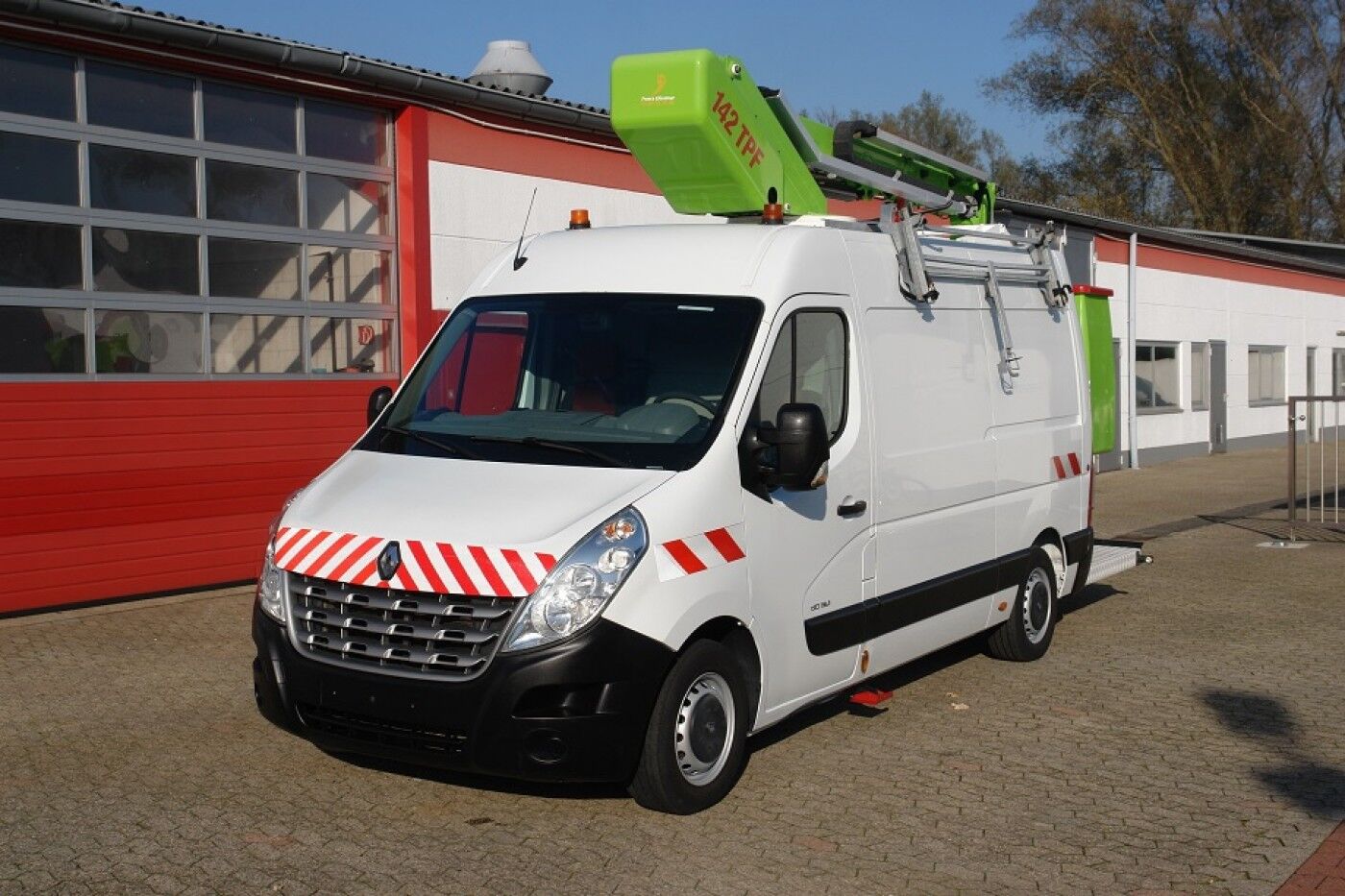 camion nacelle Renault Master 125 DCi