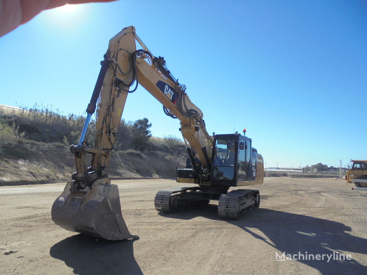 pelle sur chenilles Caterpillar 323 E