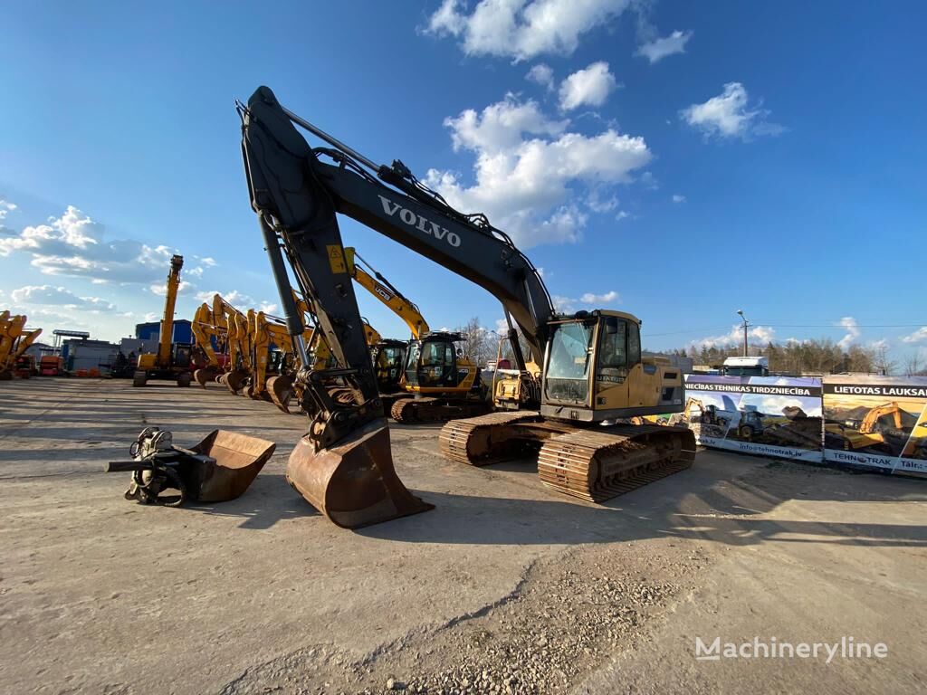 pelle sur chenilles Volvo EC220DL